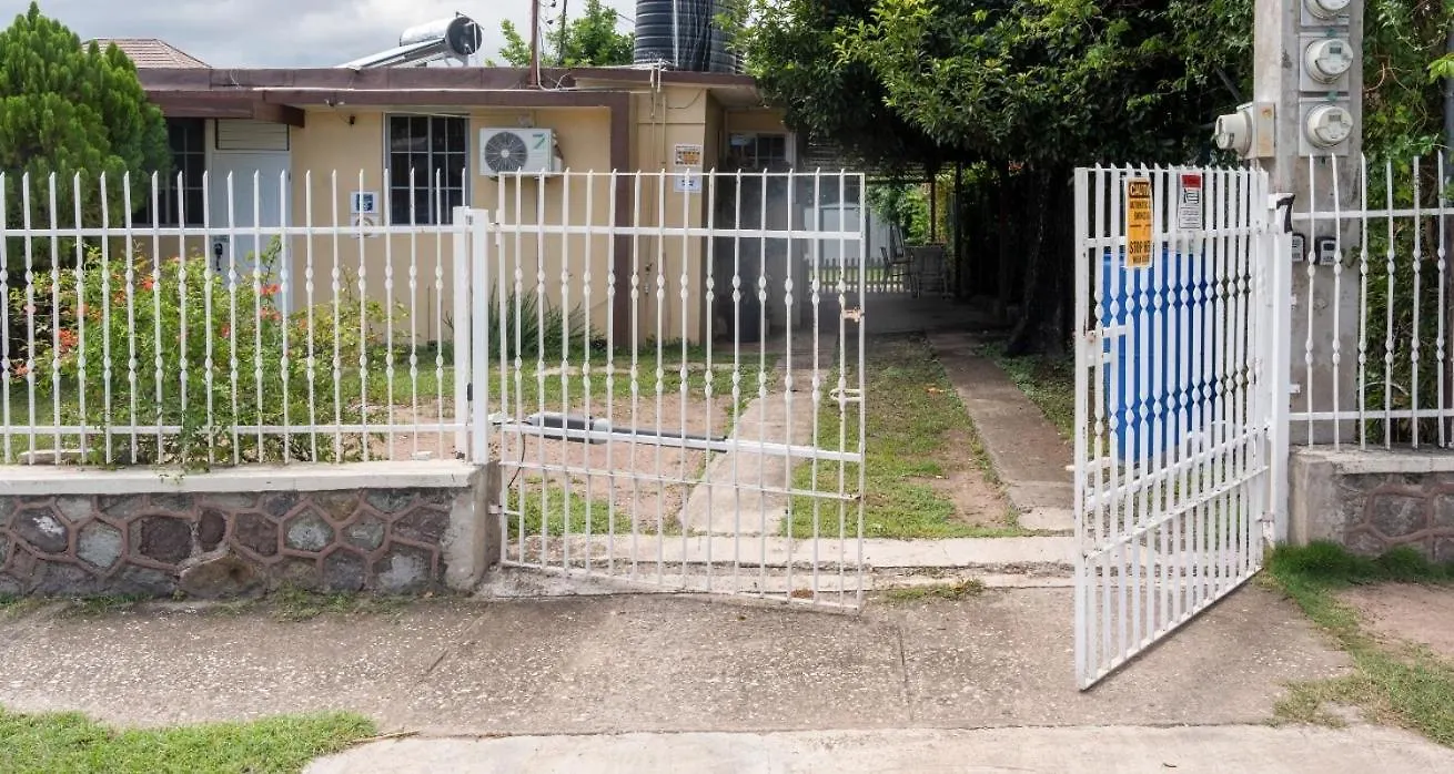 Mona Studio Suite Κίνγκστον